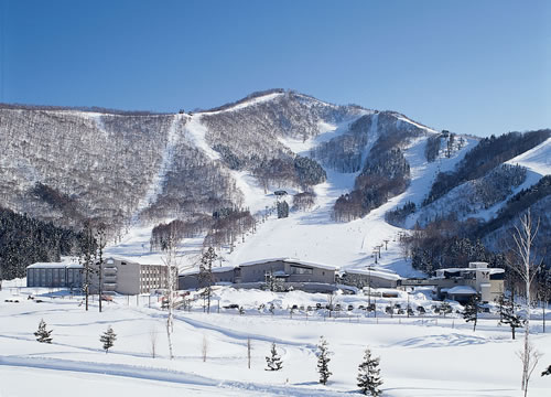 野尻湖や北信五岳を望む見晴らしの良いゲレンデ